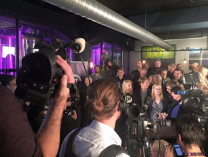 冰島29日夜晚完成國會大選投票，開始進行開票，應選席次63席，訴求政治透明化的在野第6大政黨「海盜黨」，將可望成為國會最大黨。   圖：翻攝The Icelandic Pirate Party臉書