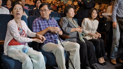 保外就醫的前總統陳水扁，30日拄著拐杖參加慈善音樂會，現場扁迷加油聲此起彼落，高雄市長陳菊、前行政院長張俊雄夫婦也到場。   圖：中央社