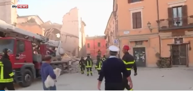義大利地震震央區域多傳統建築，受地震搖晃嚴重，屋舍全倒半毀災情陸續傳出。   圖：翻攝SKY NEWS電視畫面