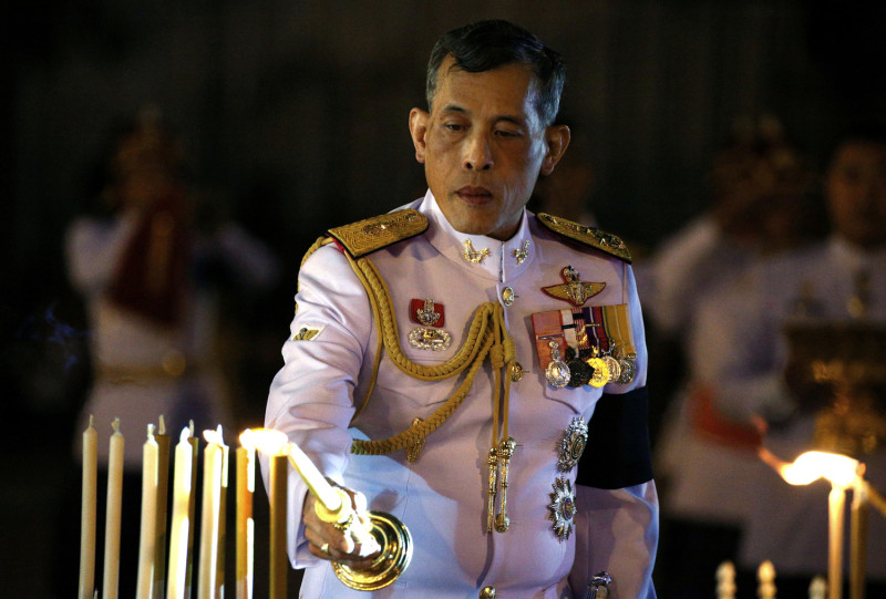 泰國軍方透露，正在為王儲瓦吉拉隆功12月1日登基做準備。圖為瓦吉拉隆功10月23日出席蒲美蓬國王悼念儀式。   圖：達志影像/路透社