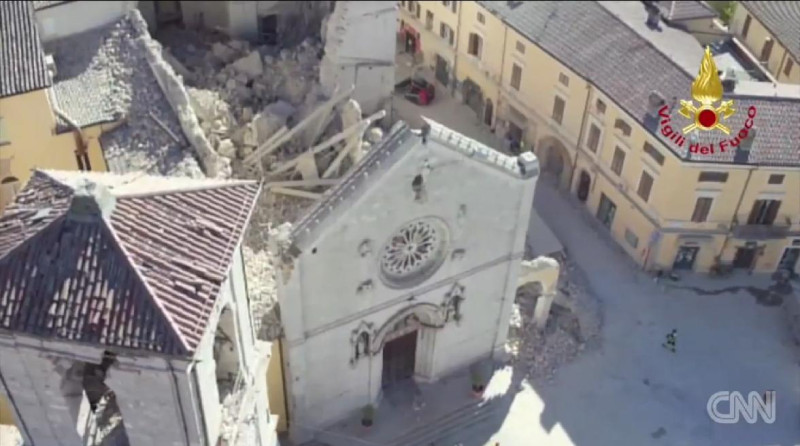 義大利30日發生規模7.1的地震，目前已經造成近15,000人流離失所。   圖：翻攝CNN電視新聞頻道