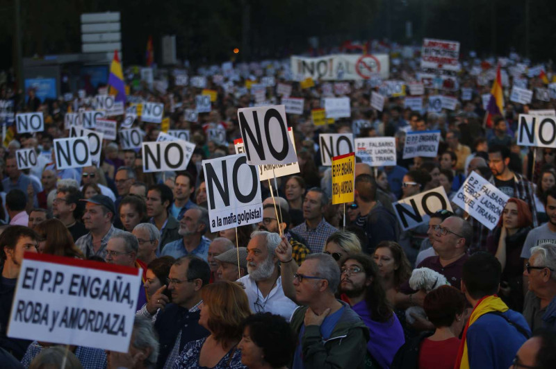 拉霍伊（Mariano Rajoy）於西班牙馬德里當地時間10月31日向國王菲利普(King Felipe)宣誓連任首相，場外約有7000位民眾聚集在國會外抗議拉霍伊連任。   圖：達志影像/美聯社