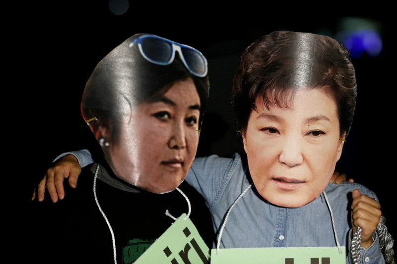 朴槿惠「閨密門」醜聞爆發，民意群情憤慨，要求朴槿惠辭職下台，在野黨也有意發動彈劾。   圖：達志影像/路透社合成