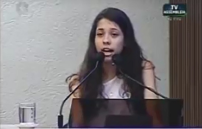 一名16歲巴西女學生赴參議院委員會發表演說，重砲批評政府大砍教育經費。   圖：翻攝網路