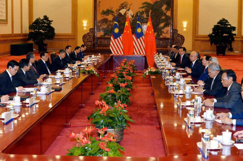 馬來西亞總理納吉布率大馬官員（右排），與中國總理李克強的中方代表會談，將簽署多項2國防禦協議。   圖：翻攝納吉布臉書