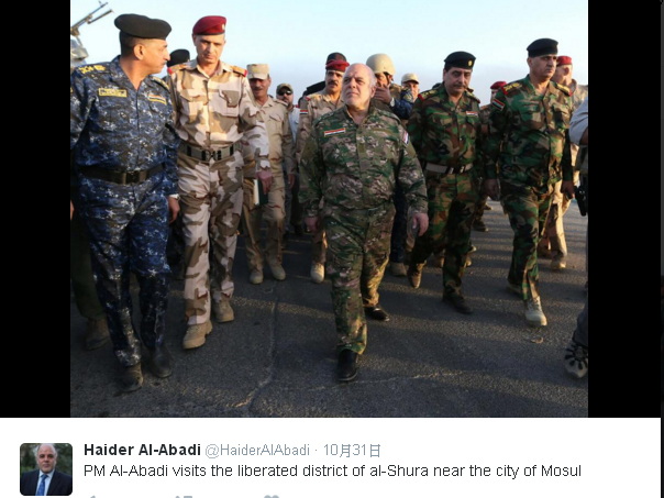 伊拉克總理阿巴迪（中）在摩蘇爾城外圍的al-Shura巡視部隊，表示已經做好攻城準備，要IS聖戰士乖乖投降。   圖：翻攝阿巴迪推等