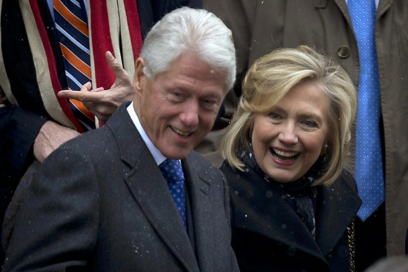 美國前總統柯林頓（左）特赦逃稅富人檔案突遭FBI公布，是否影響妻子希拉蕊選情，有待觀察。   圖：達志影像/路透社資料照片