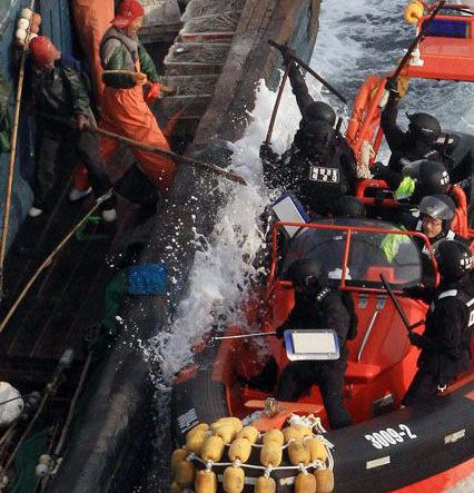 韓國海警1日取締非法捕撈的中國漁船時，使用火力實彈射擊，是韓國海警首次針對非法捕撈的中國漁船使用M60機關槍等武器。圖為中國漁民過去反抗韓國海警執法的情況。   圖：翻攝維基百科
