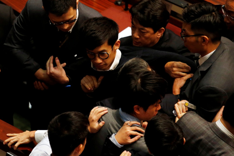 先前被禁止重新宣誓的香港青年新政議員梁恆頌和游蕙禎，2日企圖硬闖立法會，在過程中與保安人員發生嚴重肢體衝突。   圖：達志影像/路透社