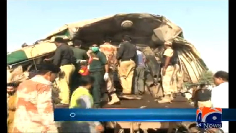 巴基斯坦南部城市喀拉蚩發生火車碰撞事故，已造成17人死亡50人受傷。   圖:翻攝GEO NEWS