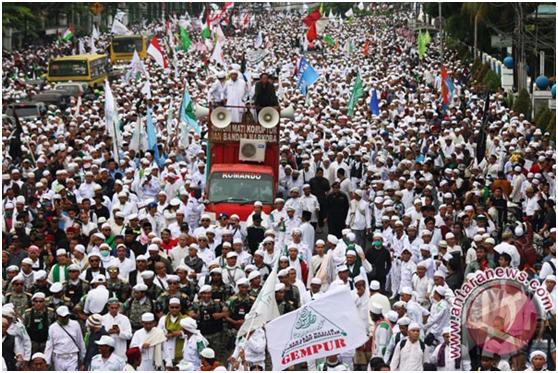 印尼警方已許可印尼穆斯林團體「伊斯蘭防衛者陣線（FPI）」號召11月4日發起「反鍾萬學大遊行」。圖為今年10月「伊斯蘭防衛者陣線（FPI）」遊行包圍雅加達市政廳。   圖：GWO提供