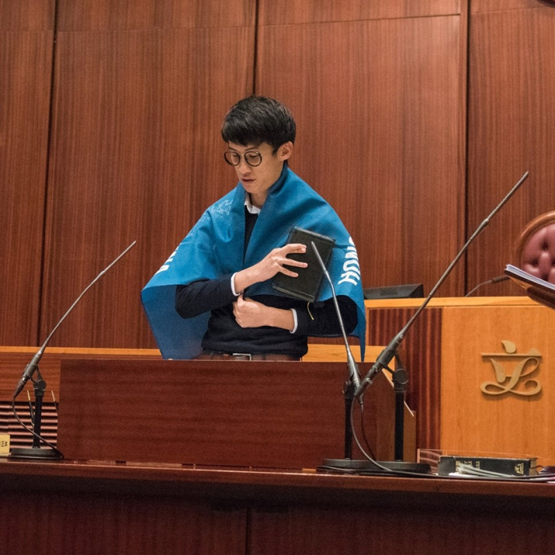 香港青年新政立法會新科議員梁頌恆（圖）與游蕙禎的宣誓風波越演越烈，據傳中國人大將排釋法議程。   圖：翻攝梁頌恆臉書