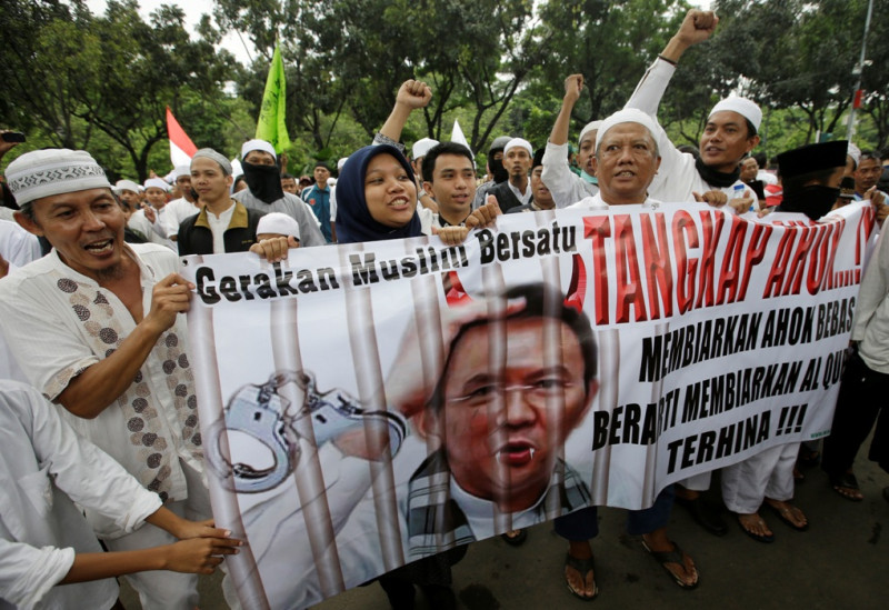 超過10萬名印尼穆斯林4日走上街頭抗議，沿路高喊「絞死鍾萬學」，要求省長鍾萬學為「褻瀆可蘭經事件」負責。    圖：達志影像／美聯社