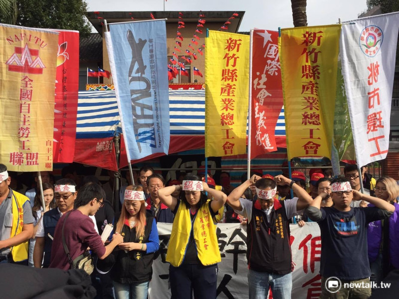 反對民進黨團提出修改一例一休縮短工時的勞基法修正案，台灣勞工陣線23日呼籲民進黨立委懸崖勒馬，主動撤銷這次不利勞工的彈性化提案。   圖：新頭殼資料照片
