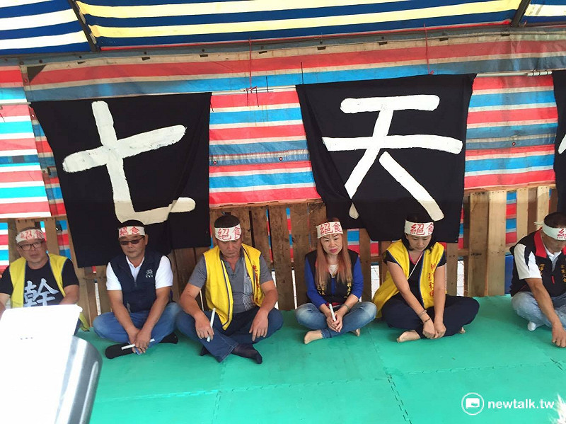 反對民進黨團推一例一休而砍掉國定7天假，勞團4日發起無限期絕食抗議，直到民進黨政府願將法案退回委員會重新審議為止。   圖：鄭佑漢/攝