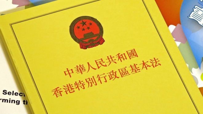 中國全國人大將對香港特區《基本法》第104條釋法，此舉被認為將衝擊香港的司法獨立性，民主派人士計劃6日發動遊行抗議。   圖：翻攝BBC中文網