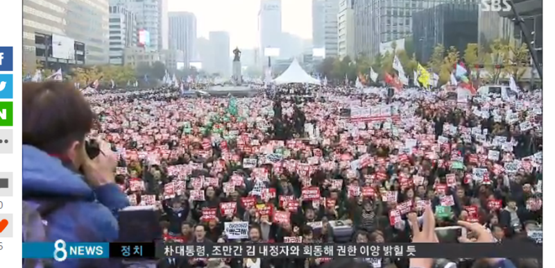 為要求韓國總統朴槿惠下台，5日從傍晚4點開始，韓國首爾中心的光化門廣場，已經聚集許多示威集會民眾，主辦單位估計會有13萬人參加，警方則估計有4萬人參加。   圖：翻攝韓國SBS新聞畫面