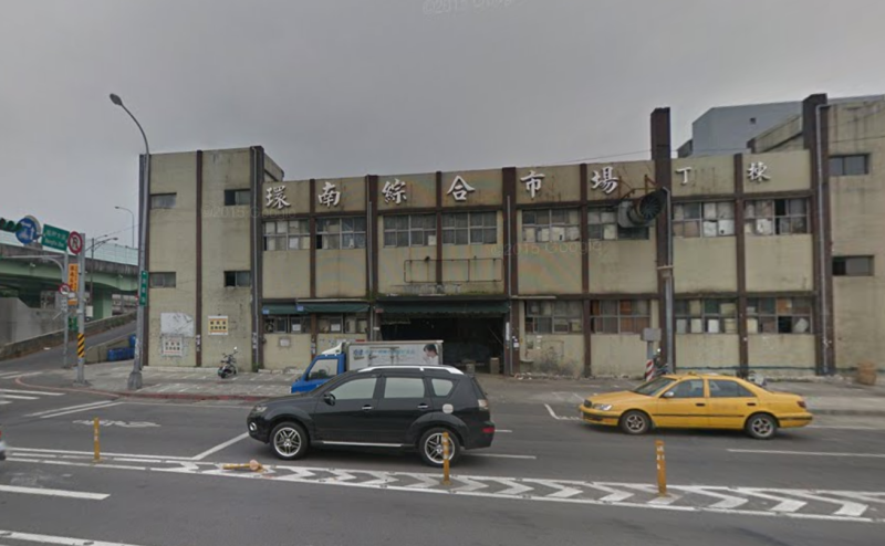 啟用至今已38年、老舊髒亂不堪的環南市場，在6日正式動工改建。   圖：翻攝自Google Map