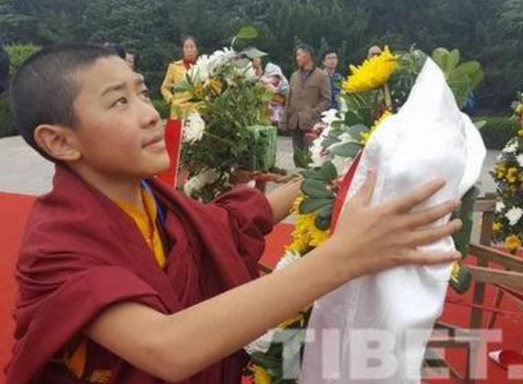 中共舉辦「新轉世活佛培訓班」，參與的活佛必須跪拜毛澤東銅像，並獻上藏式禮巾「哈達」。   圖：翻攝自中國西藏網