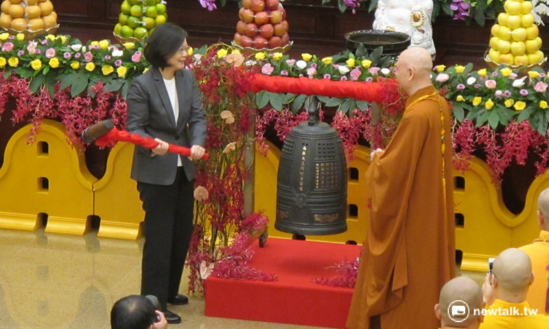 總統蔡英文（左）7日上午出席世界佛教僧伽會第9屆第1次執行委員會開幕典禮，鳴鐘3次祈福。   圖：林朝億/攝