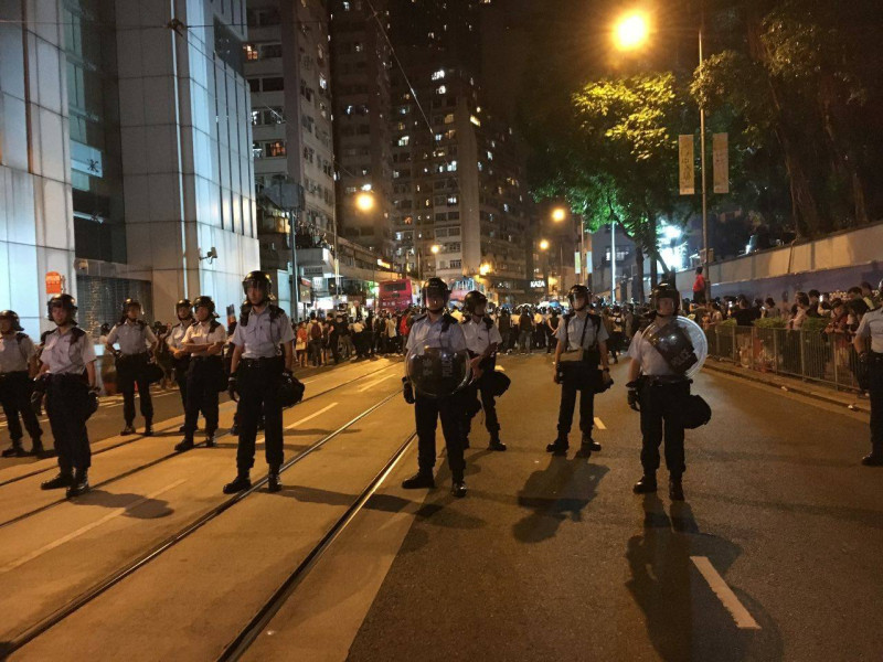 6日晚間約10時，香港警方陸續增援，出動圓盾部隊，警告示威者從身後離開。青年新政議員游蕙禎發文提醒示威者小心。   圖：翻攝港立法會議員游蕙禎臉書