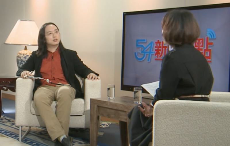 唐鳳（左）接受專訪時表示，他不是想當女生，而是「也」想當女生，跨性別就像學語言，不用放棄其中一種。   圖：翻攝自唐鳳Youtube頻道