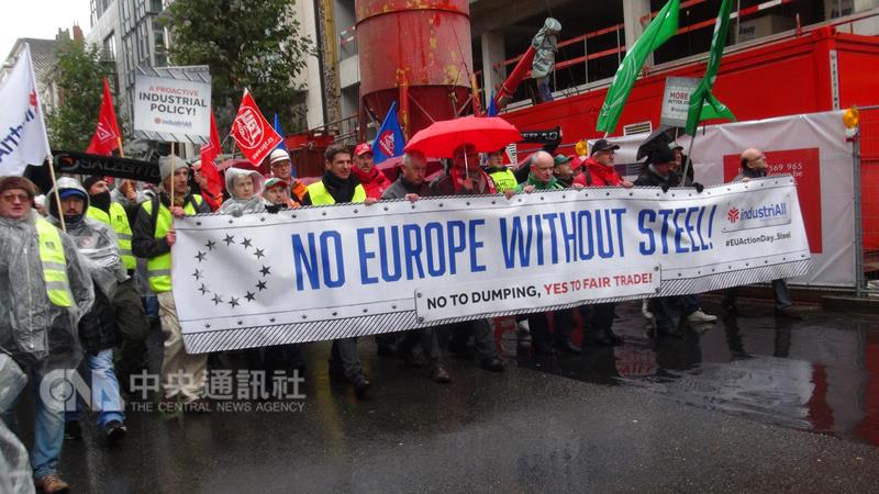 因為不滿大陸鋼鐵低價傾銷，造成歐洲鋼鐵工人工作大量流失，數千名勞工走上街頭抗議。   圖：中央社