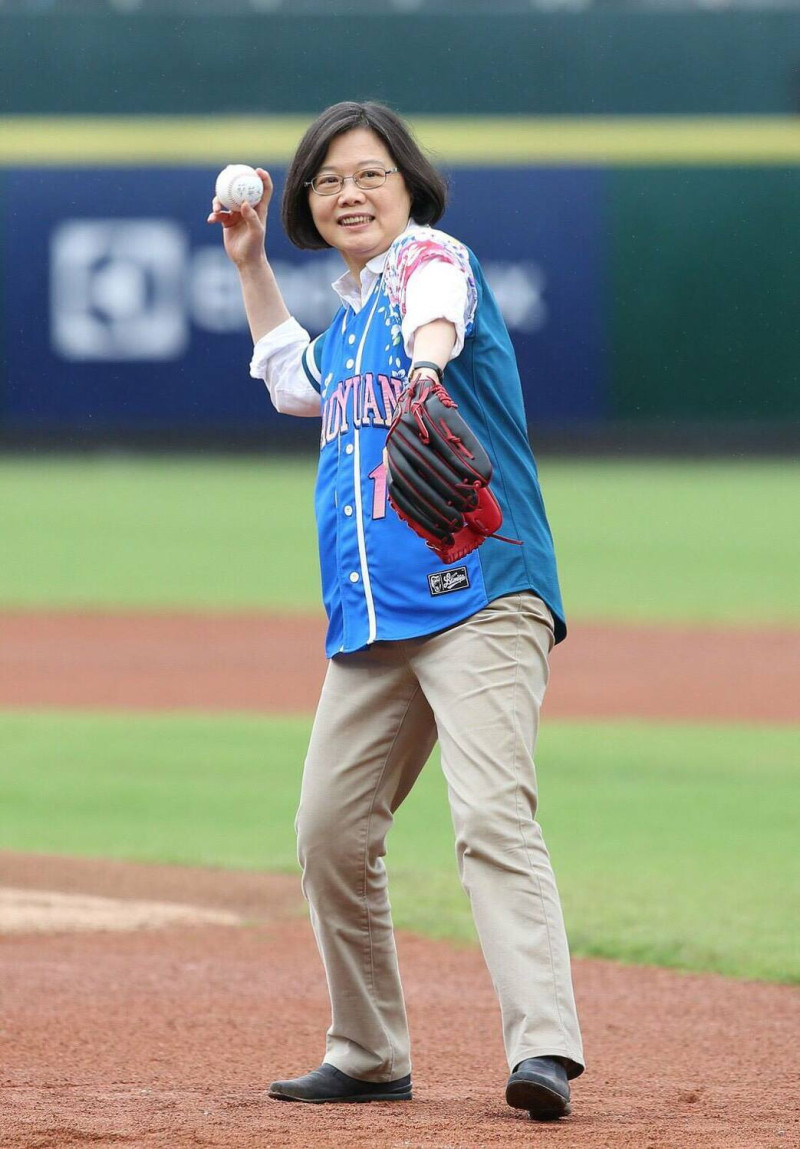 總統蔡英文將在新竹棒球場整建後首戰擔任開球嘉賓。圖為蔡英文2016年開球畫面。   圖:蔡英文臉書