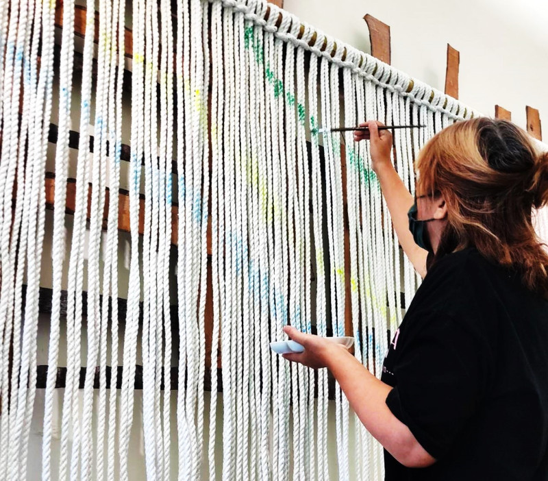 太魯閣族高雪亮工藝師以棉繩做畫布，加上她最擅長的彩繪技巧上色，展現創作品的動態美。   圖：高雪亮提供