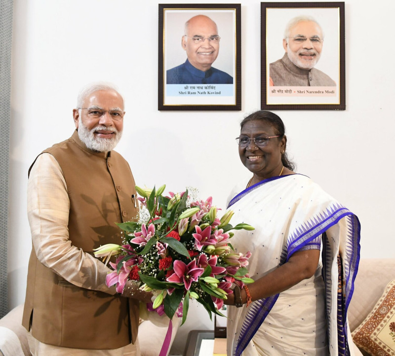 印度總理莫迪（左）向新當選總統的部落領袖慕爾穆獻花，恭喜她當選印度第16屆總統，也是第1位原住民女總統。   圖：翻攝自莫迪推特
