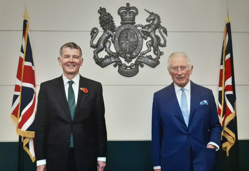 英國軍情六處MI6首長摩爾（左）與英國王儲查爾斯合影，他對烏俄戰事有獨到見解。   圖：翻攝自摩爾推特