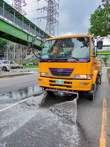 環保局出動洗街車至樹林區進行路面灑水降溫之情形。   圖：新北市消防局提供