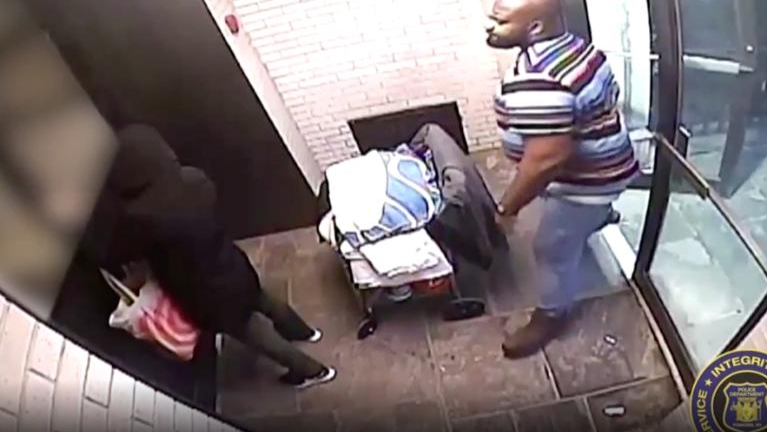 在紐約揚克斯，一名男子在監控影片中對一名 67 歲的菲律賓裔婦女揮拳打了 100 多次，並用腳踹她的身體。   圖 : 翻攝自紐約揚克斯警局