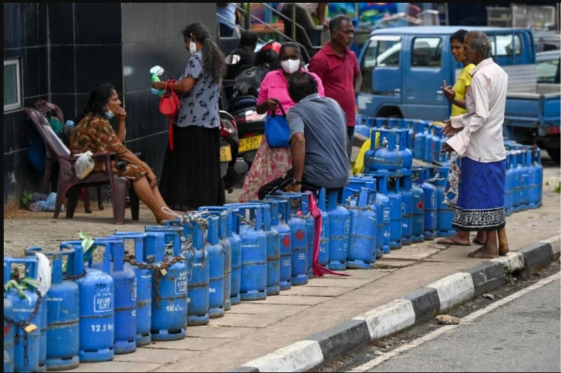 2022年6月10日，斯里蘭卡人民將液化氣罐放置在路邊「排隊」，等待購買液化氣。   圖：翻攝自新華社