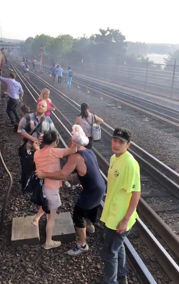 美國麻薩諸塞州有一列車發生火災，相關單位進行疏散。   圖：擷取自推特