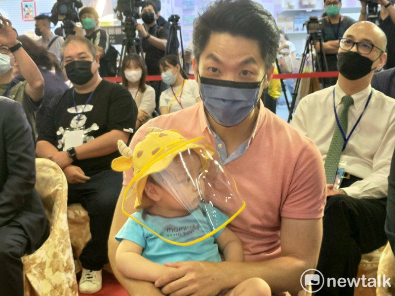 國民黨台北市長參選人講萬安帶著兒子出席婦幼用品大展。   圖：黃建豪/攝