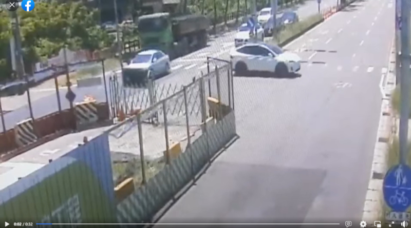 林志穎駕駛的白色特斯拉正在迴轉。   圖：翻攝自記者爆料網臉書