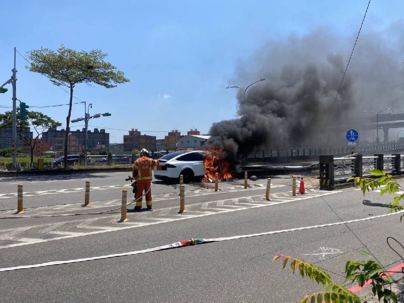 林志穎今（22）早上駕駛白色特斯拉，在桃園市中正北路撞上機車分隔島。   圖／翻攝畫面