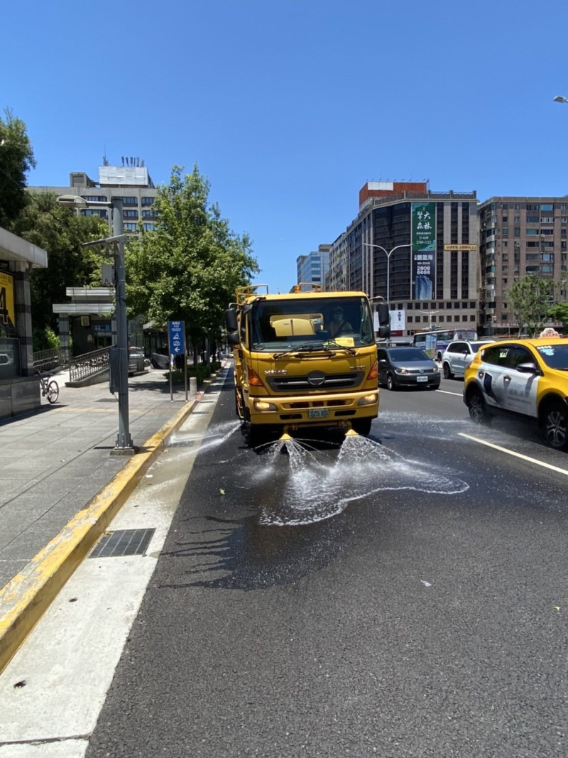 環保局道路高溫灑水。   圖：台北市環保局 / 提供