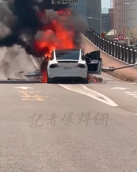 林志穎發生自撞車禍，車頭猛烈起火。   圖：翻攝自記者爆料網