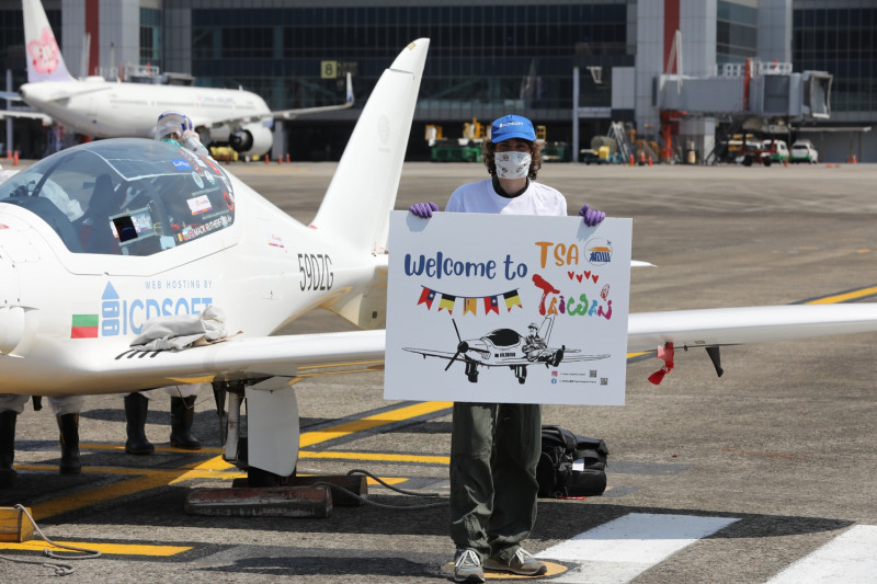 16歲比利時少年麥克挑戰環球最年輕飛行員紀錄，今下午飛抵松山機場。   圖：交通部民用航空局／提供