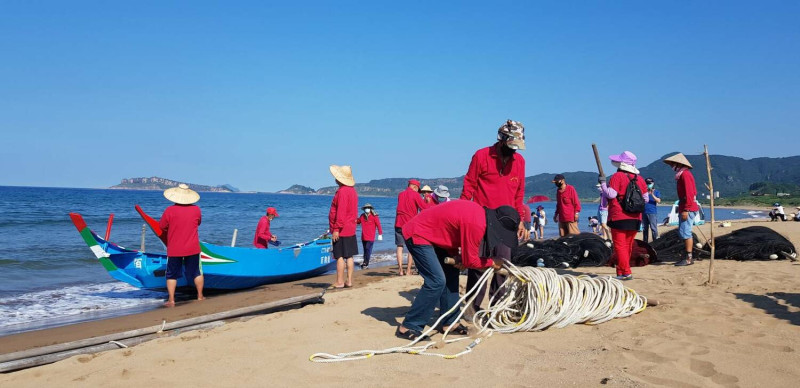 漁夫們為新北市樂活節牽罟趣活動準備網繩。   圖：金山區公所提供