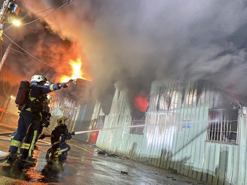 新北市樹林區西圳街一段23日凌晨發生連棟鐵皮工廠火警，現場濃煙密布，消防局獲報立即派人車搶救。   圖：民眾提供