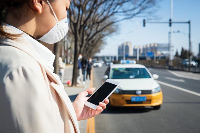 有北京民眾上網預約叫車，上車後提出開冷氣的請求，司機卻以價格太便宜拒絕，之後司機便將車停在路邊並拒載。   圖：擷取自時代周報