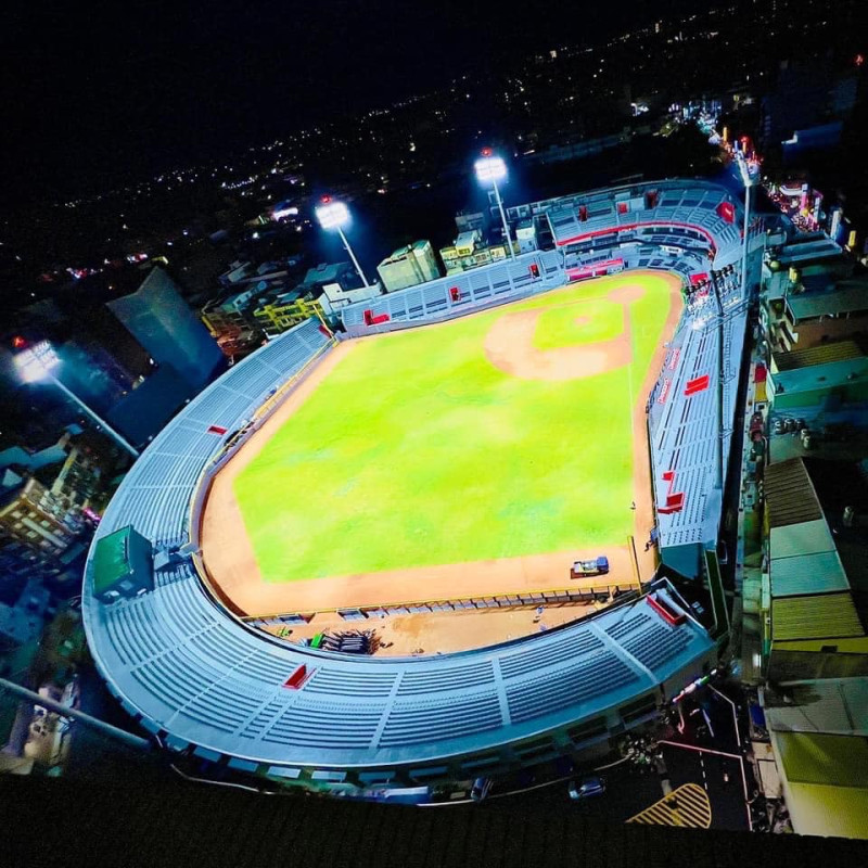 花費12億元整建的新竹市立棒球場，22日迎來修建後首場中華職棒賽事，場地狀況卻讓球員球迷相當不滿。   圖:林智堅臉書