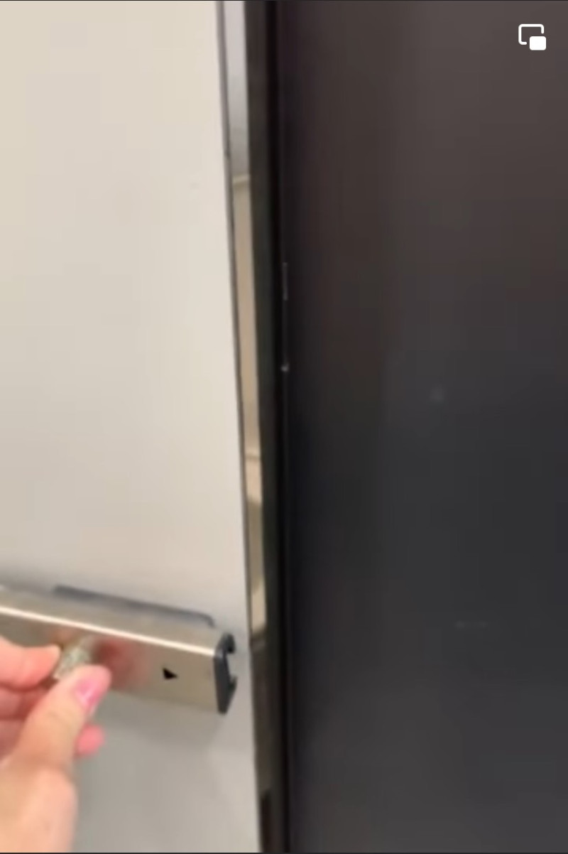 邱顯智昨（23）日在臉書分享一段「女廁門裝反」的影片，痛批球場問題百出。   圖：擷取自邱顯智臉書影片