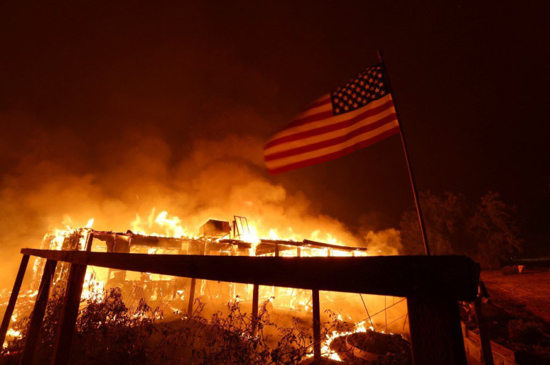 美國加州「優勝美地國家公園」22日發生野火火災。   圖：翻攝自@Qing2022022推特