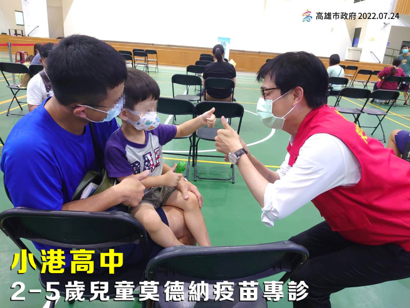 陳其邁（右）關心幼兒接種情形。   圖：高雄市衛生局提供