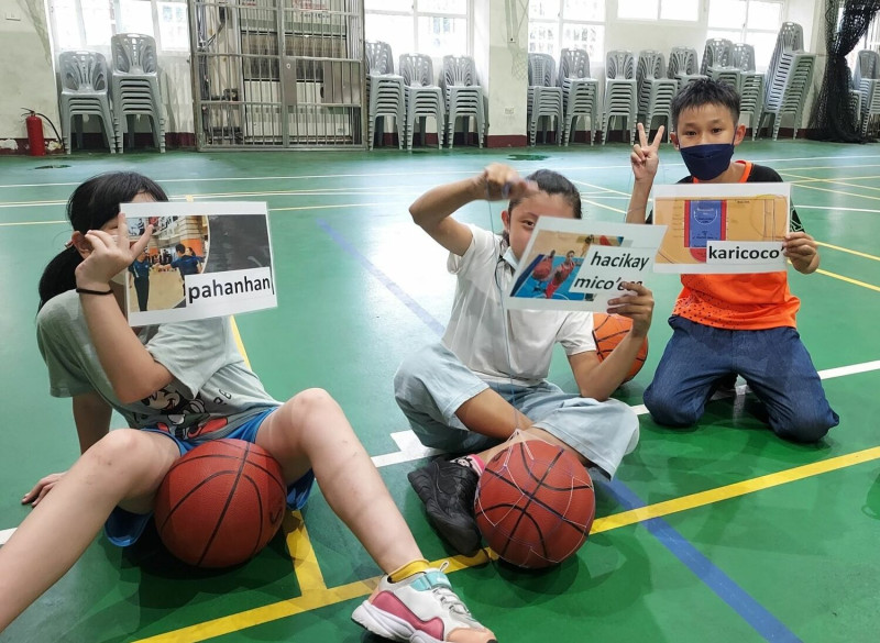 籃球課搭配阿美族語課程，讓習以為常的籃球課程充滿新鮮感。   圖：新北市政府原民局提供