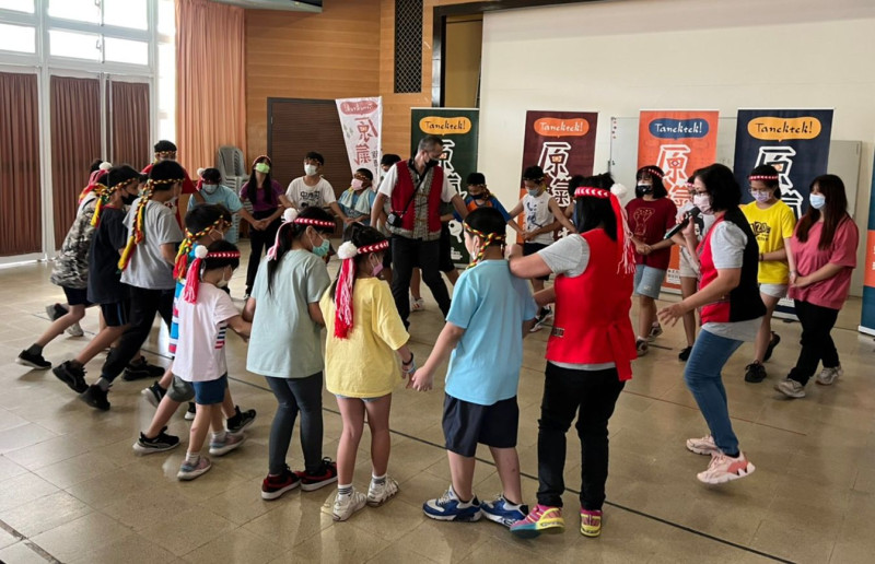 學員們帶來阿美語傳統歌謠及舞蹈表演，表現出原住民族的熱情活力。   圖：新北市政府原民局提供